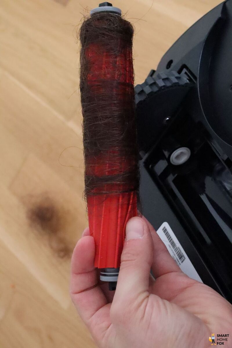 Haare wickeln sich um die Gummibuerste vom Roborock QRevo Plus